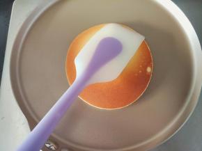 再翻面微微煎制一会，就搁置晾架上散热，把锅降温，再烙第二个饼皮