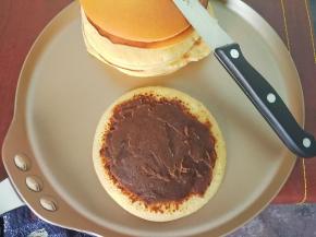 烙好的饼皮涂抹豆沙再盖另一块大小差不多饼皮，微微压一下就可以装盘食用了