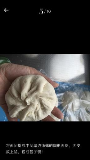 将面团擀成中间厚边缘薄的面皮，放上馅，包成包子样。