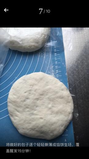 将松弛好的包子轻压，再逐个擀薄成馅饼生胚，保鲜膜覆盖，醒发15分钟。