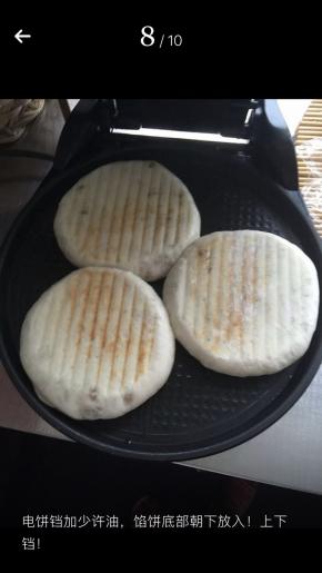 电饼铛加热放少许油，馅饼生胚底部朝下依次放入，上下铛。