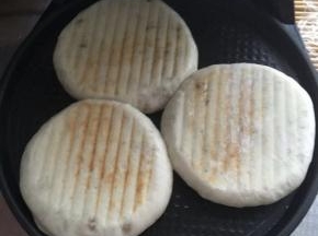 电饼铛加热放少许油，馅饼生胚底部朝下依次放入，上下铛。