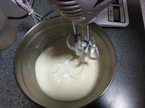 黄油隔水加热成液态，放着备用。鸡蛋和细砂糖或者糖粉放在一起，用打蛋器打发至提起打蛋器画8字可以保持数秒不消失。