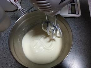 黄油隔水加热成液态，放着备用。鸡蛋和细砂糖或者糖粉放在一起，用打蛋器打发至提起打蛋器画8字可以保持数秒不消失。