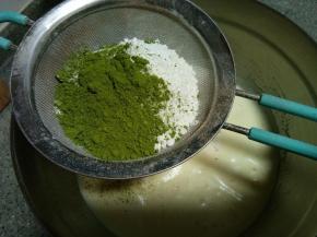 加入牛奶和香草精，加入黄油和玉米油拌匀，然后泡打粉、抹茶粉和面粉混合过筛加入液体中
