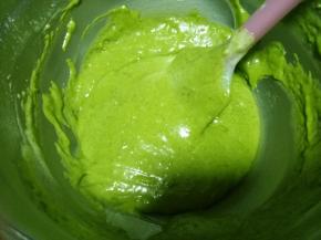 用刮刀翻拌成细腻无颗粒的面糊