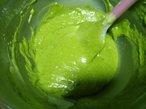 用刮刀翻拌成细腻无颗粒的面糊