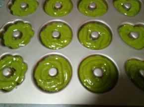 裱花袋剪小口把面糊均匀挤在模具里，每个八九分满。烤箱160度预热。