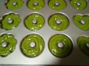 裱花袋剪小口把面糊均匀挤在模具里，每个八九分满。烤箱160度预热。