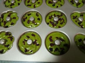 撒点蔓越莓干在上面，然后震一下烤盘，把气泡震出。