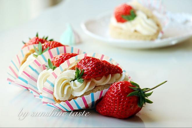 颜值担当的小甜品 草莓抱抱