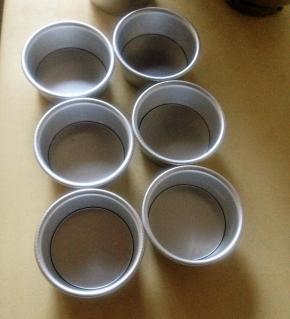 面糊装入裱花袋 在烤盘上铺油纸 挤成10厘米左右的有厚度的圆饼 我自作聪明的用了4寸的模具 边缘太厚  卖相不够好看 还要多洗模具 入烤箱 190度 10~15分钟  看各家的烤箱 不要烤太久 胚子烤得太干 后面造型的时候容易折断 