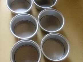 面糊装入裱花袋 在烤盘上铺油纸 挤成10厘米左右的有厚度的圆饼 我自作聪明的用了4寸的模具 边缘太厚  卖相不够好看 还要多洗模具 入烤箱 190度 10~15分钟  看各家的烤箱 不要烤太久 胚子烤得太干 后面造型的时候容易折断 