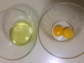 蛋白和蛋黄分开  蛋白放入无水无油的略大容器里