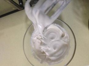 蛋白打发到大弯钩  不要太硬