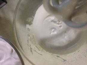 蛋黄也打发到 表面可以划痕迹不容易消失