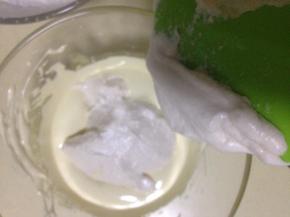 取三分之一蛋白加入蛋黄糊 切拌均匀