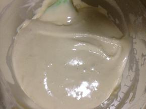 切拌到面糊光滑 稠厚 如果面糊变稀  基本上就失败了 