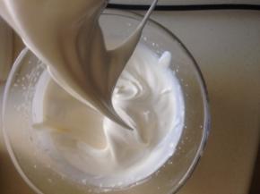 烤蛋糕胚的时候  淡奶油加细砂糖打发 到可以裱花的状态