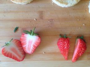 草莓洗干净 擦干水分 切成喜欢的块 感觉一切四 装饰表面效果更好 切一些草莓碎 夹馅用