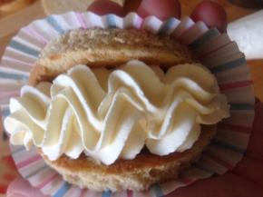 取一个蛋糕胚 中间挤一条奶油 夹上一点草莓碎 把蛋糕胚对折弯到喜欢的程度 上面挤上波浪 装饰上表面草莓  