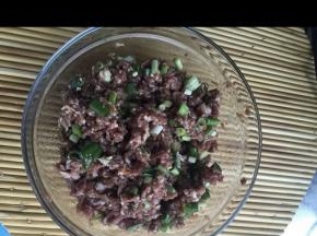 现将面粉酵母及牛奶混合均匀，揉成软面团至表面光滑后，覆盖醒发。将猪肉剁馅不要太细！放入盆中，依次倒入老抽盐五香粉，姜汁，香油、油拌匀，腌制20分钟。再将大葱洗净剁碎，拌入肉馅中！