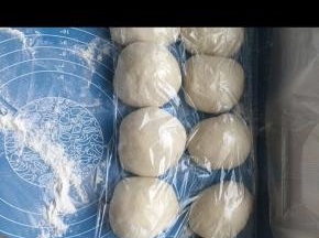 将发至2倍大的面团，揉好排气，分成5份，揉圆，松弛5分钟。