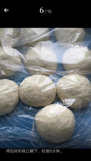 将包好的面团收口朝下，松弛5分钟。