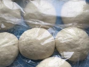 将包好的面团收口朝下，松弛5分钟。
