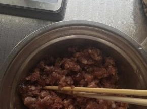 肉馅加入料酒、生抽、老抽、五香粉、蚝油、盐、蛋清搅拌均匀，再加入生粉拌匀，最后倒入香油搅拌均匀。