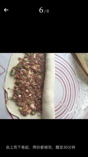 将拌好的馅料均匀涂抹在面皮上，自上而下卷起，两份都做完，醒发20分钟。