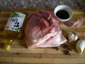 肉刮下猪皮，洗干净，按照个人的喜好切块