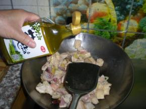 把肉焯下水捞出来，热油葱，姜，蒜爆锅，炒肉。来点花椒油调味