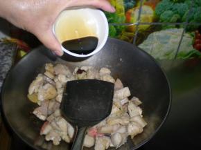 生抽，料酒翻炒