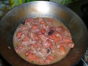 大约小火炖35分钟左右肉皮软烂就可以。收汁时出锅。