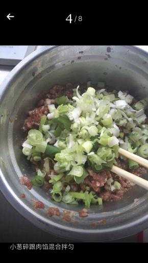 小葱碎跟肉馅混合均匀！