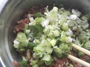 小葱碎跟肉馅混合均匀！