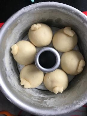 50克的面团放进6寸中空戚风模里，把刚才剪好的小面团放上去当小狗的鼻子（可以适当放高一点，否则二发时会压扁）