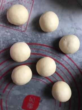 把基础发酵完的面团分割成50克一个的小面团，揉圆，剩余的面团部分用来做鼻子和嘴巴