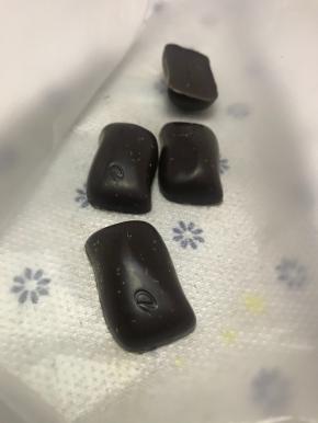 四小块巧克力装进裱花袋，袋口扎紧