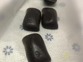 四小块巧克力装进裱花袋，袋口扎紧