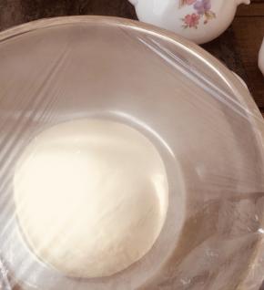 面团收圆，放入盆中，盖上保鲜膜在温暖处进行基础发酵，发到原来的两倍大即可