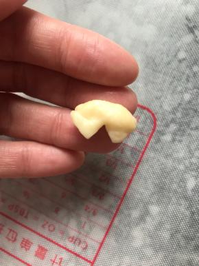 取半个用剪刀剪开，但不要剪短