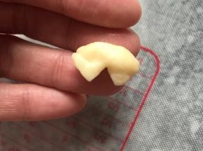 取半个用剪刀剪开，但不要剪短