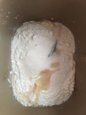 除黄油外所有面团材料放进面包桶，和面15分钟