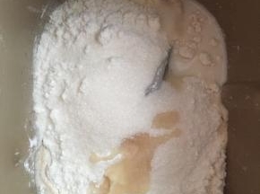 除黄油外所有面团材料放进面包桶，和面15分钟