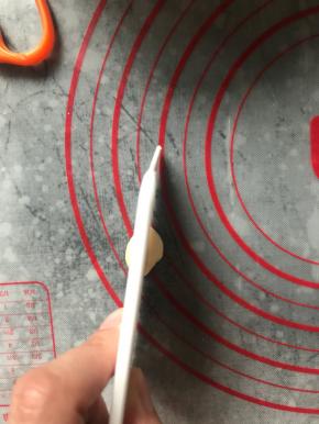 把面团分成3克一个的小圆球，从中间切开