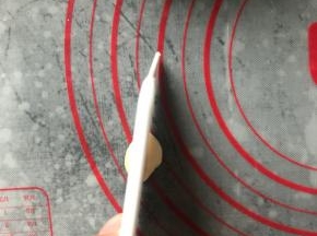 把面团分成3克一个的小圆球，从中间切开