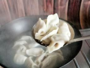 煮水饺喽～锅中加入水烧开后下水饺，东北有句话: (开锅煮皮，盖锅煮馅。)也就是说不盖盖子是煮皮，盖上盖子是煮馅。煮熟捞出即可。