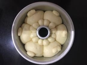 利用烤箱的发酵功能进行二发，记得在旁边放一碗水增加湿度